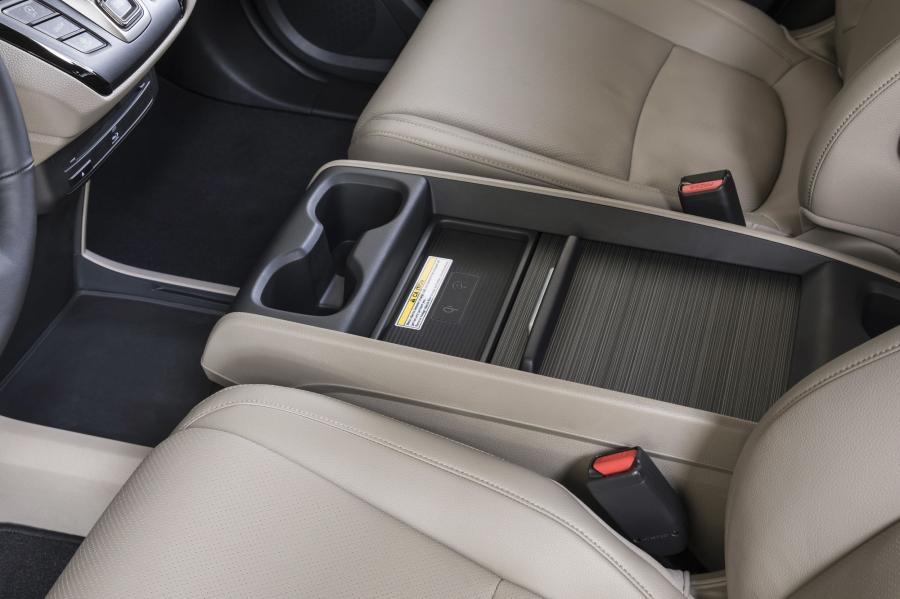 Детали интерьера Honda Odyssey 2017 года  (фото 132 из 160)